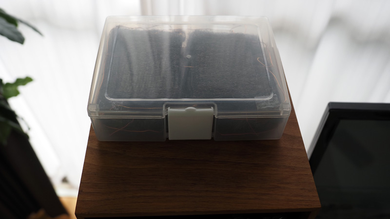 スピーカーの上にGND拡張アクセサリ（仮想アース）を設置