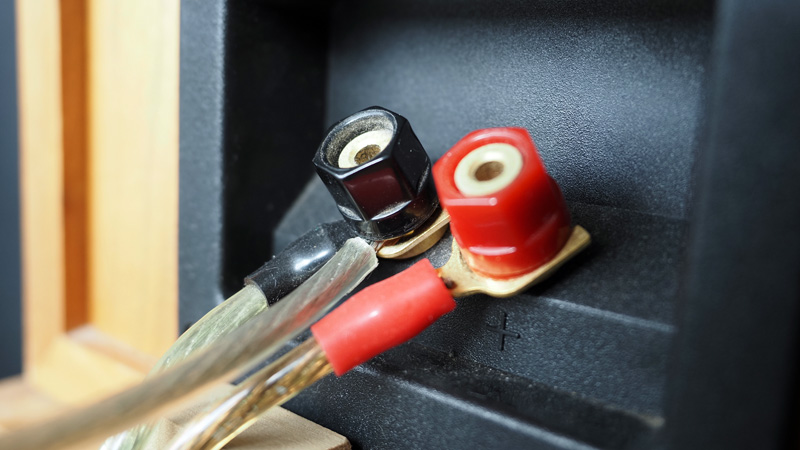 仮想アース用ケーブルはスピーカーのマイナス（黒）に接続