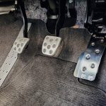 ヤリスにフットレストとスポーツアクセルペダルを装着